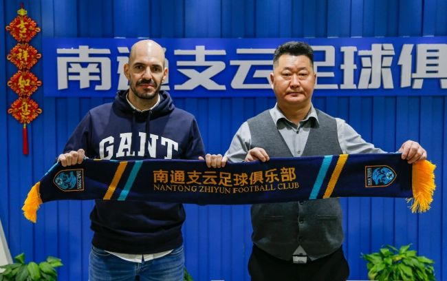 担心手机吵了老婆睡觉，急忙将手机拿起来，然后便发现收到两条微信。